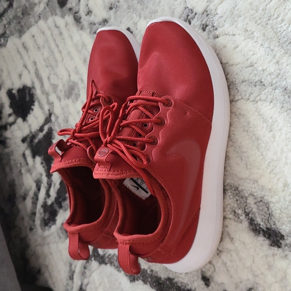 Nike roshe two red size 7 US sneakers